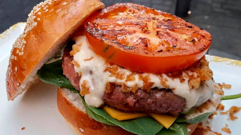 exquisita hamburguesa de carne en la carta del restaurante