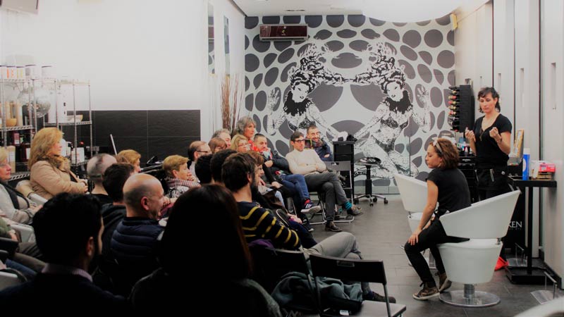 público y actrices en plena escena teatral Judas