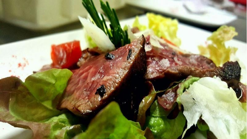 plato de carne con ensalada