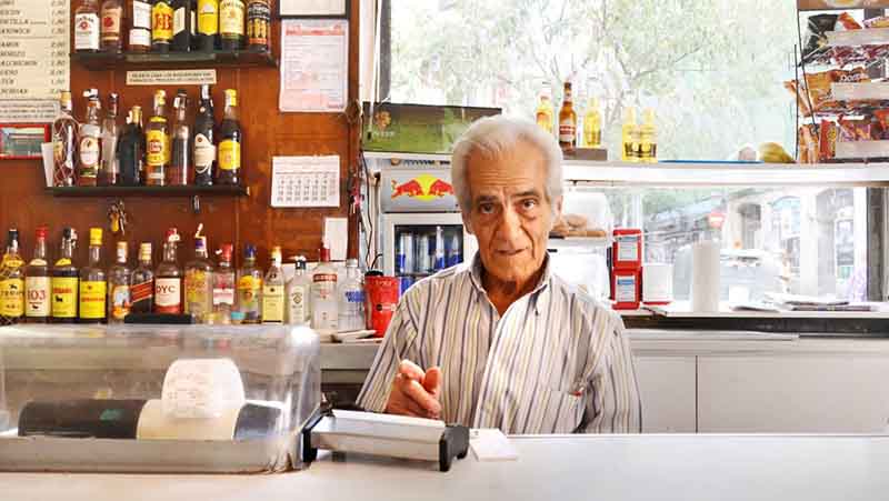 Casto Herrezuelo detrás de la barra del bar