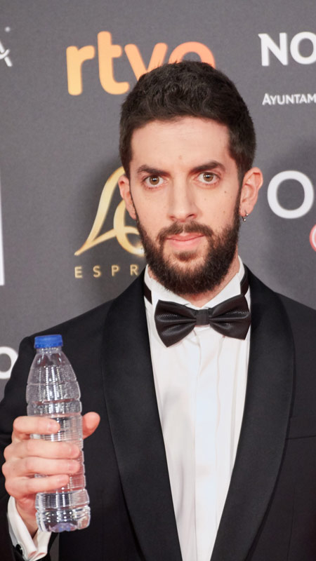David Broncano posando en los Goya con una botella de agua en la mano
