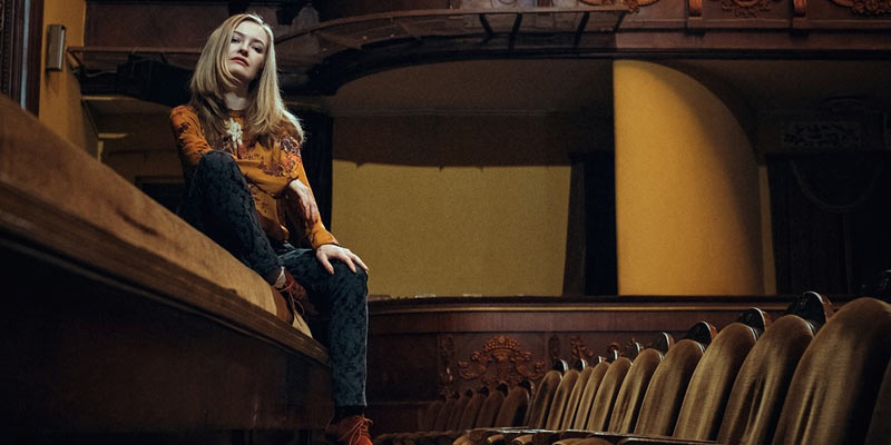 Aartista sentada en la sala de teatro