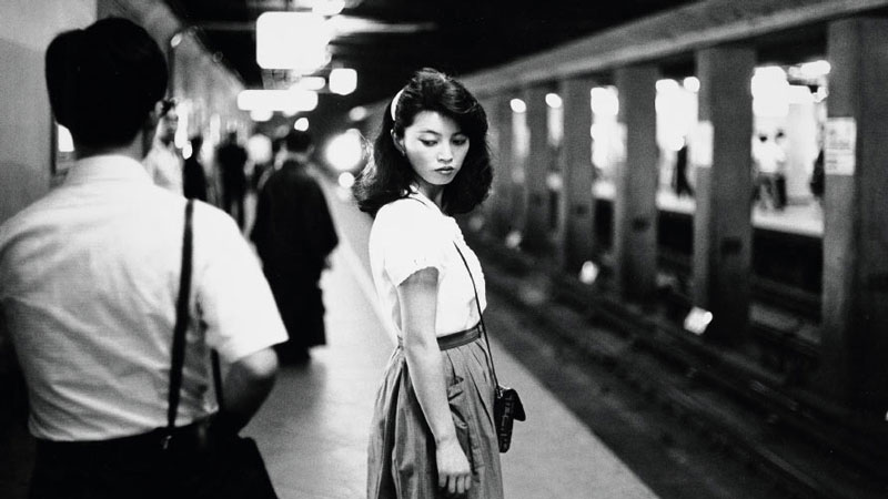 fotografía de la exposición fotografía de Ed van der elsken, un hombre de espaldas y una chica mirándolo