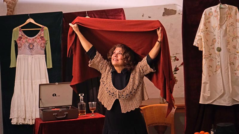 escena de la obra de teatro Laura Cepeda en una escena de la obra de teatro