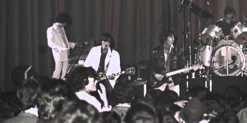 Foto de grupo de música durante un concierto en blanco y negro