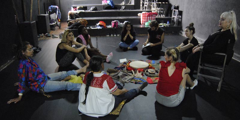 grupo de personas sentadas