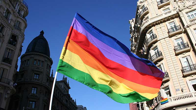 bandera de la comunidad gay en las calles de Madrid