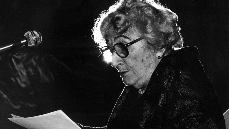 Imagen en blanco y negro de la escritora Rosa Chacel recitando una parte de la novela en un evento