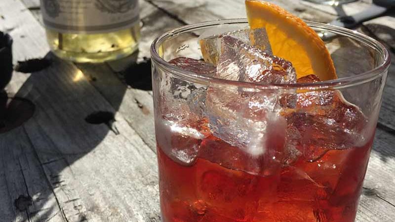 vaso de vermut con hielo y una rodaja de naranja