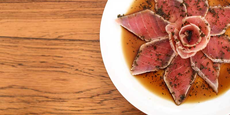 fotografía de un plato con tataki