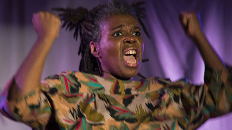 no-es-pais-para-negras-1 actriz interpretando una escena de la obra "No es país para negras"