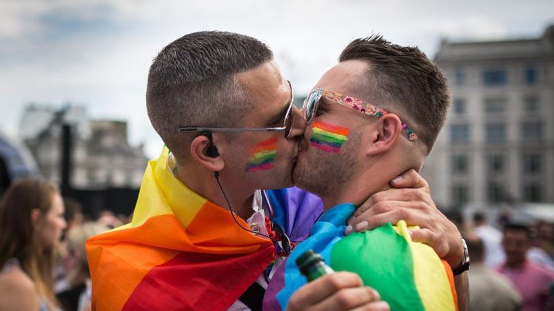  Dos hombres besándose durante el Orgullo.