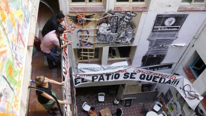 parte interna del edificio con pancartas de rechazo