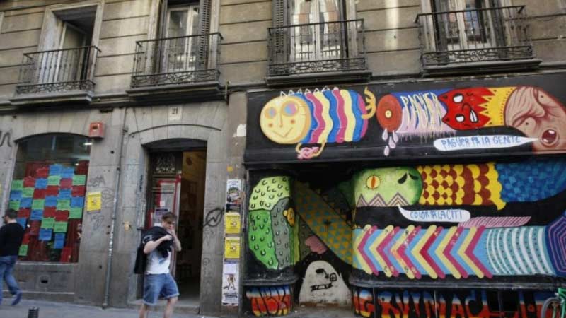 calle del barrio de malasaña, fachada de un edificio