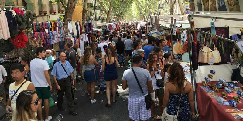 gente comprando en el rastro de madrid
