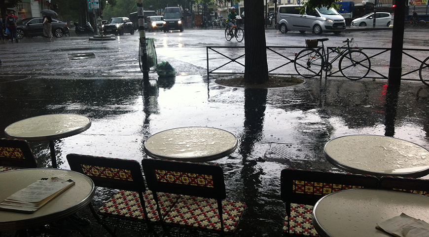 mesas y lluvia