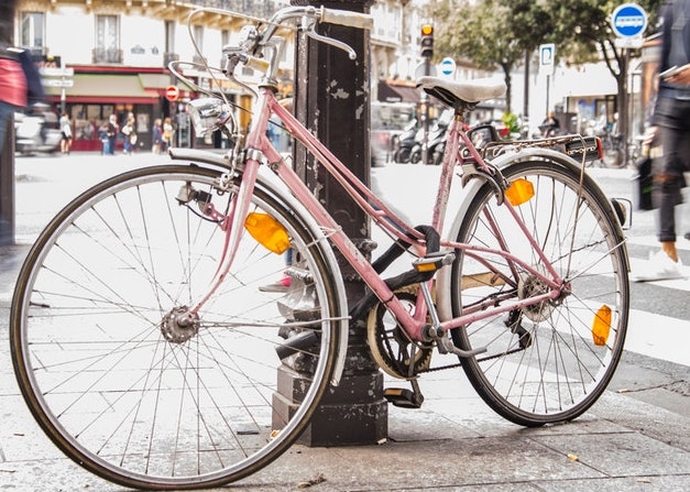 bicicleta rosa aparcada