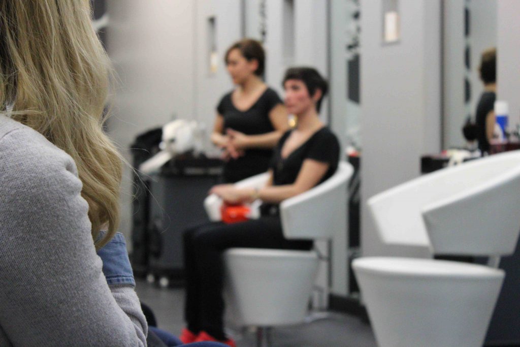 peluqueras borrosas sentadas