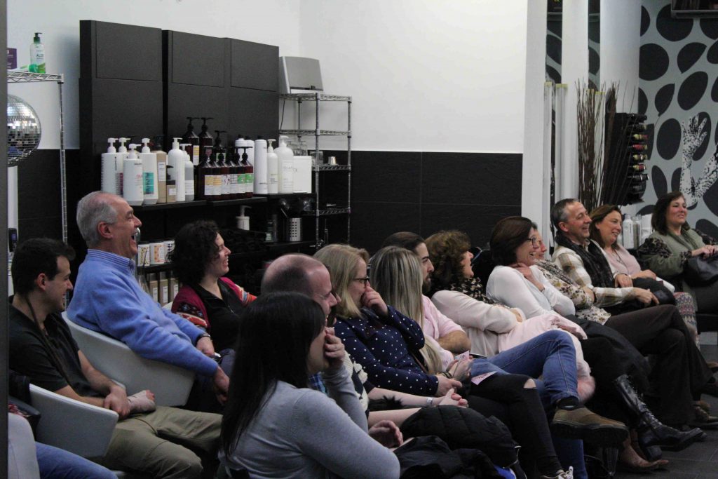 público sentado en peluquería