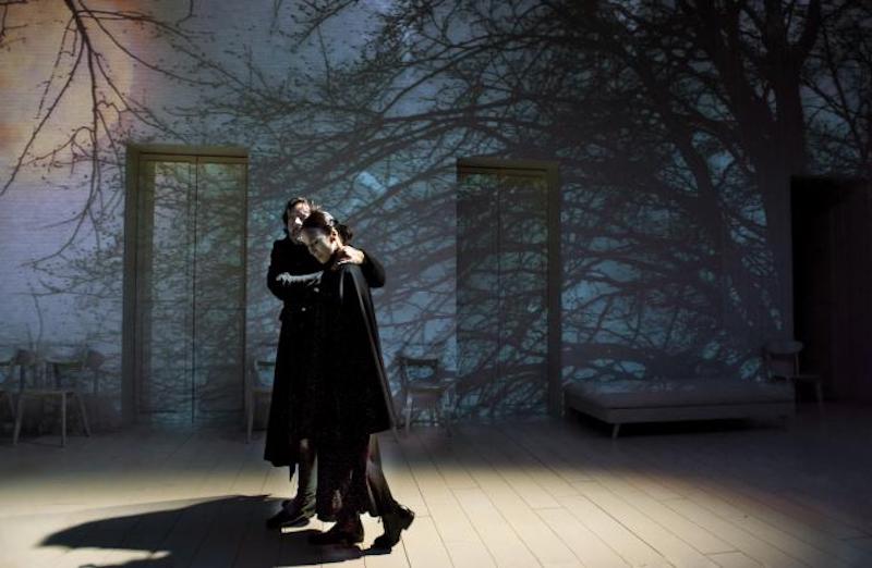 pareja de negro en escena