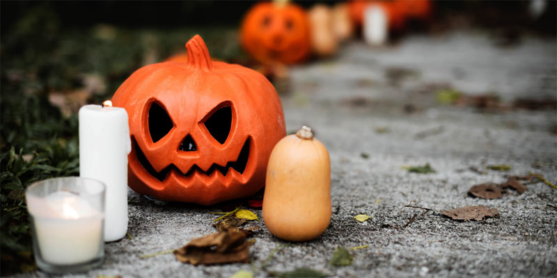 Calabaza con una cara tallada y unas velas