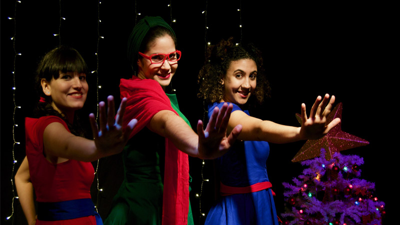 Actrices interpretando los papeles de Sol, Matilda y Luna.