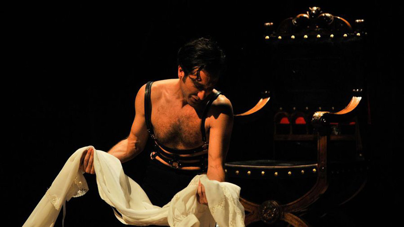 Calígula durante su función. 