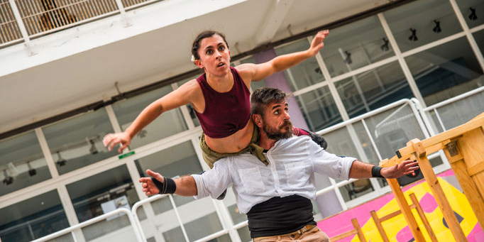 Dos gimnastas, una chica encima de un chico