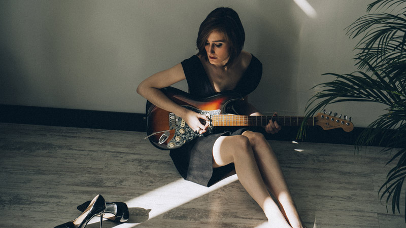Tina en una foto promocional con su guitarra. 