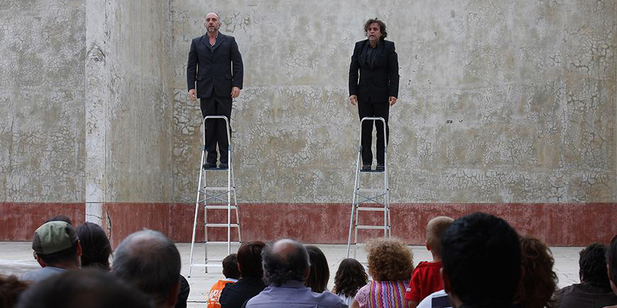 El dúo los Torreznos subidos en una escalera cada uno