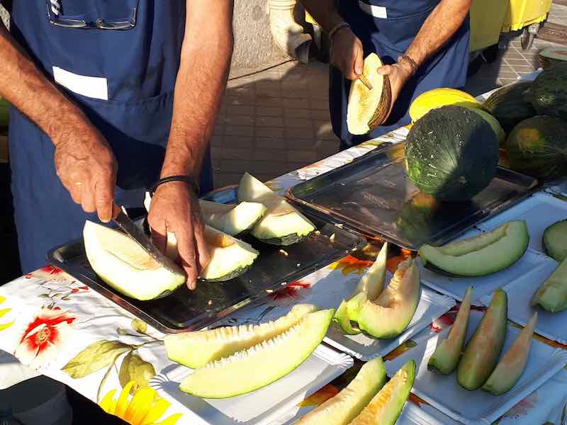 persona cortando rodajas de melón