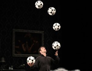 malabares con balones de fútbol
