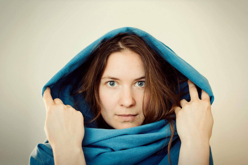 retrato de chica con velo azul