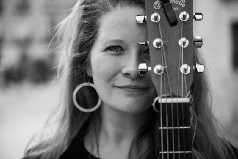 Michi de Michi &The Catas con su guitarra