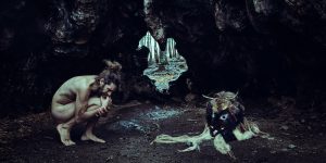 hombre desnudo en un bosque