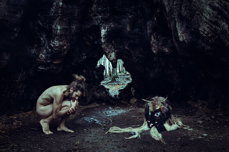 hombre desnudo en un bosque