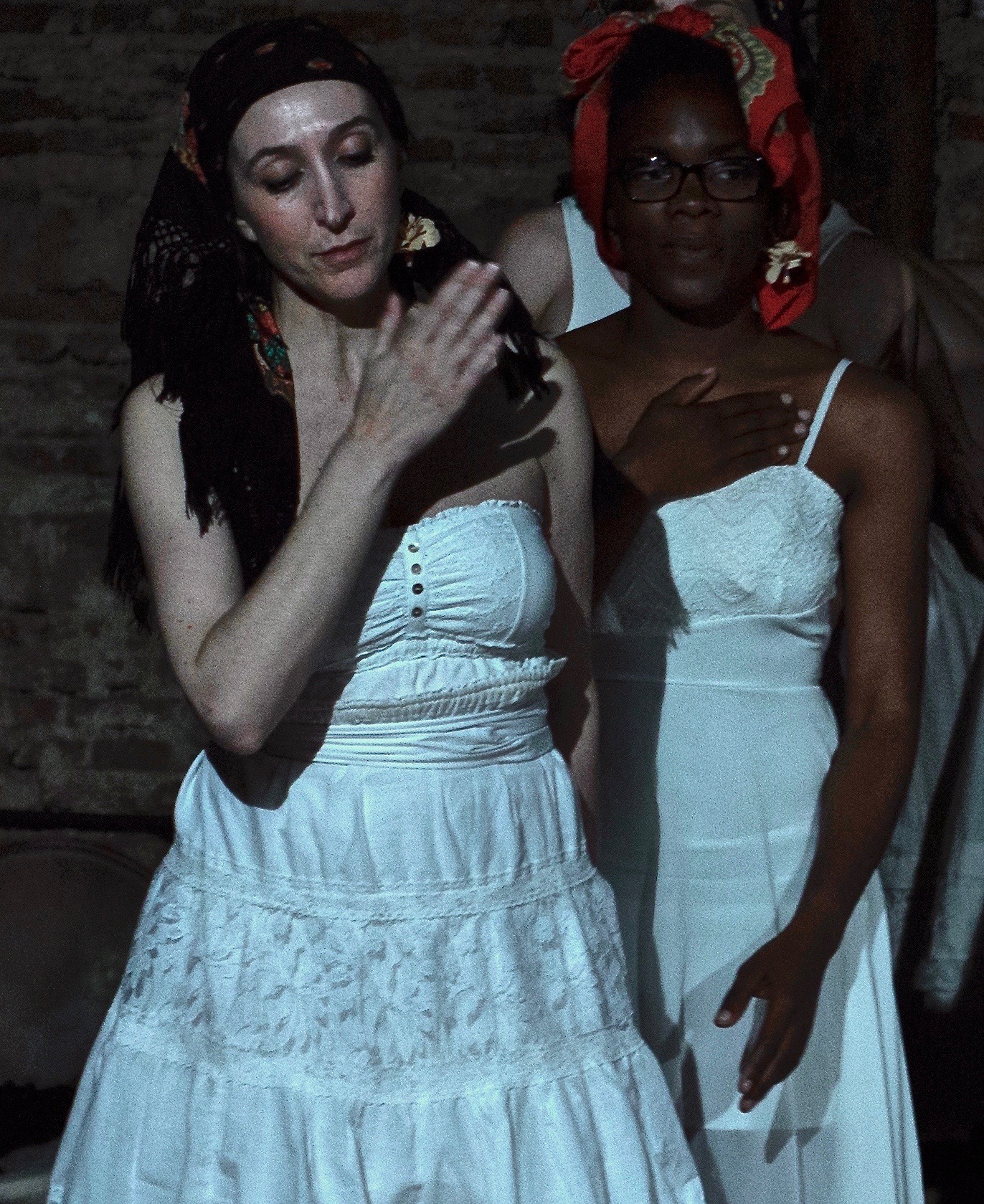 dos mujeres de blanco