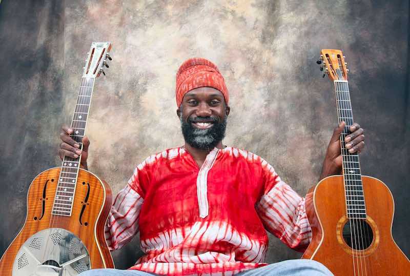 corey harris con dos guitarras