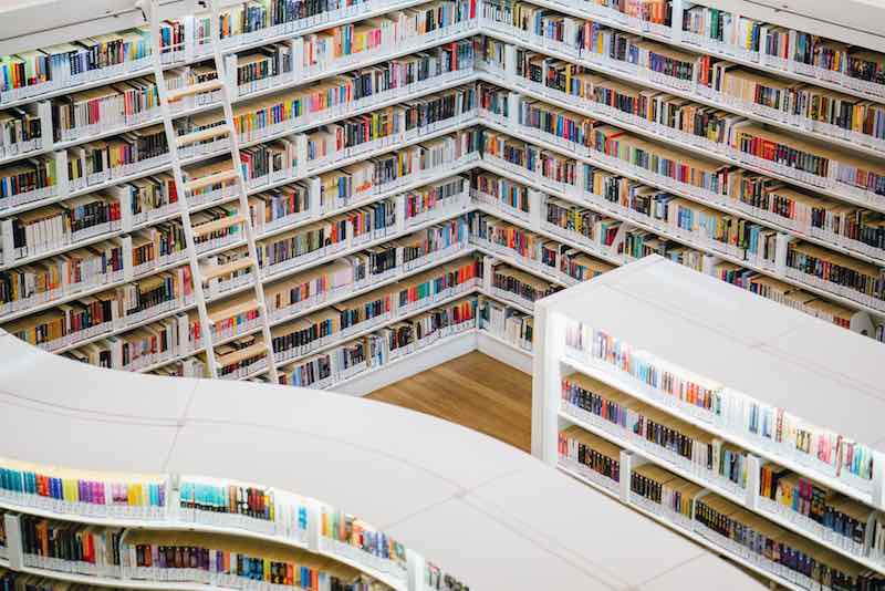 estantería con libros en biblioteca
