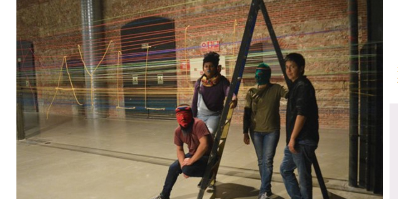 Cuatro personas posando con una escalera