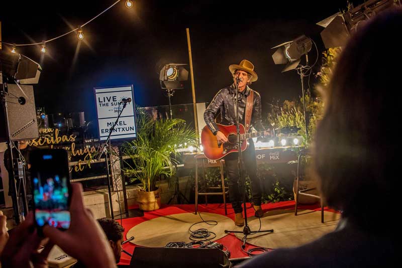 Mikel Erentxun cantando concierto live the roof