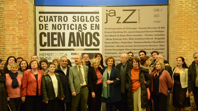 Los asistentes e invitados posan junto a la portada.