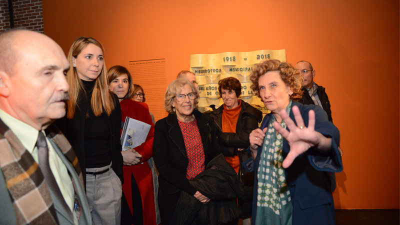 Manuela Carmena junto a los organizadores.