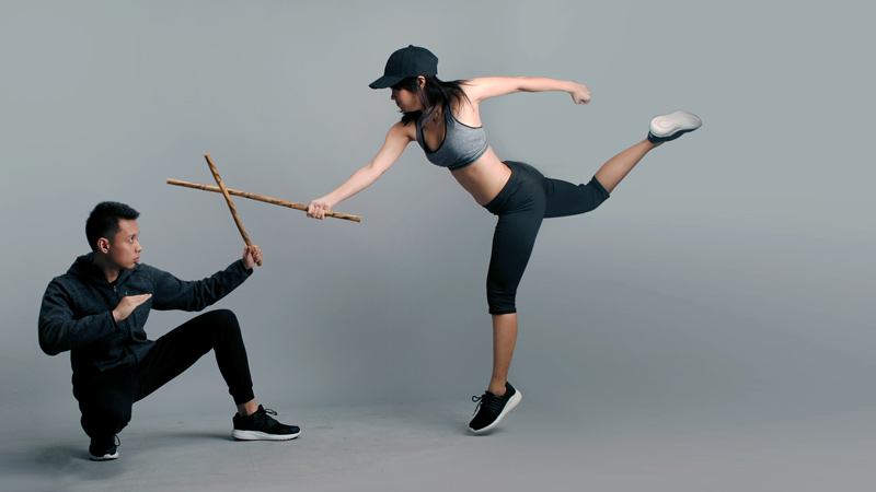 Pareja realizando una demostración de artes marciales