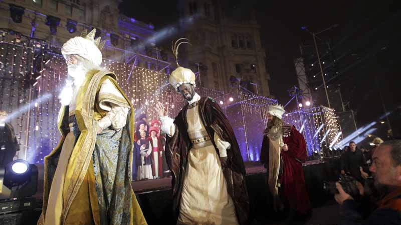 Melchor, Gaspar y Baltasar en la carroza de la Cabalgata de los Reyes Magos