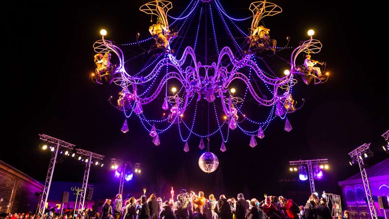 Gran lámpara de araña suspendiendo a la orquesta en el aire de Cristal Palace