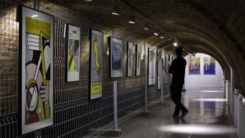 Sala de la exposición con pósters de Lichtenstein