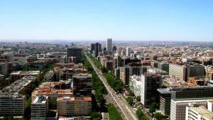 Calle llena de árboles en Madrid