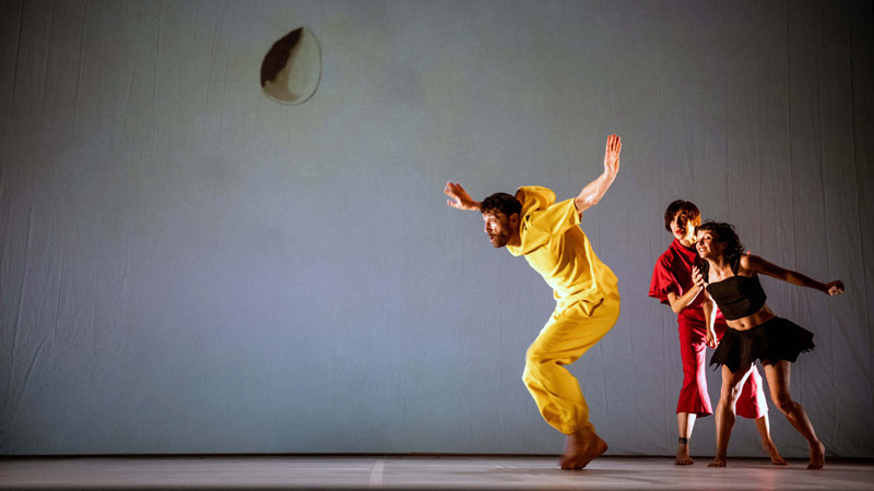 Bailarines de la compañía de danza Baal en el escenario