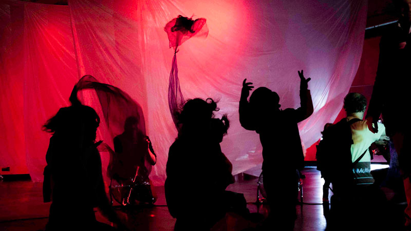 Gente bailando alrededor de luces y sombras en MediaLab